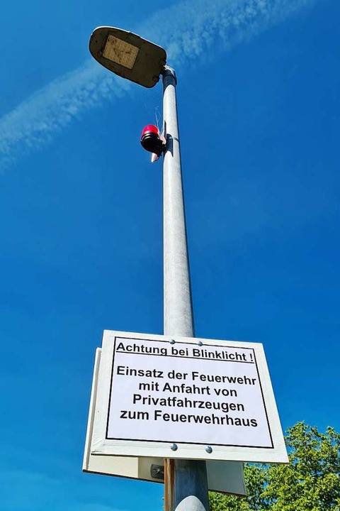 Am Murger Weg warnen rote Blinklichter, wenn Feuerwehrleute zum Einsatz fahren